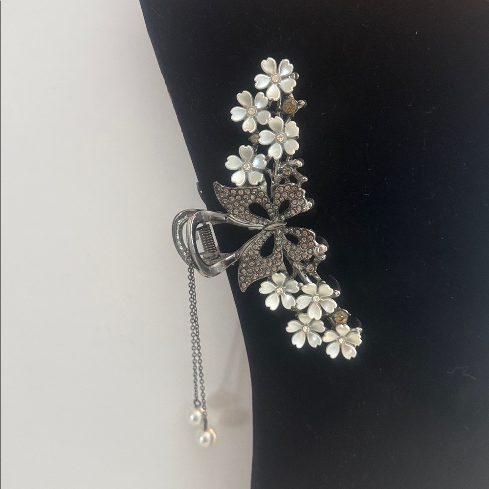 Elegant Butterfly Hair Clip with Pearls - Picture 3 of 5